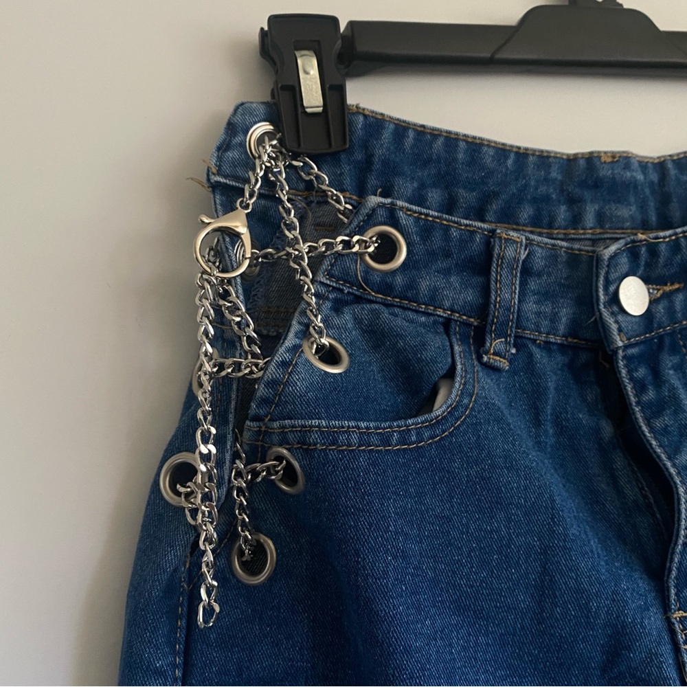 Jeans with chain